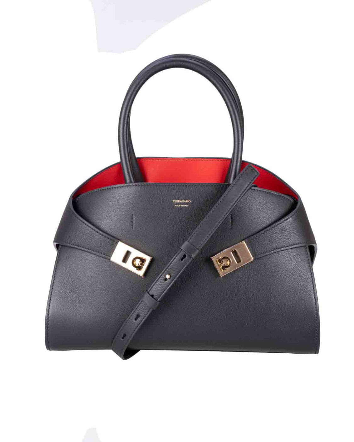 shop SALVATORE FERRAGAMO  Borsa: Salvatore Ferragamo borsa a mano Hug.
Handle dall'ispirazione retrò.
Struttura morbida e quadranti realizzati in vitello dalla grana naturale. 
Retro asimmetrico.
Soffietti laterali e si allaccia con fibbie Gancini in finitura dorata. Chiusa internamente con anello, è completata da charm portachiavi e tasca foderata con zip. 
I piedini rettangolari con firma assicurano protezione sul fondo.
Dimensioni: altezza 22.0 CM lunghezza 31.5 CM profondità 19.0 CM.
Composizione: 100% pelle di vitello.
Fabbricato in Italia.. 215608 767814-008 number 3418929